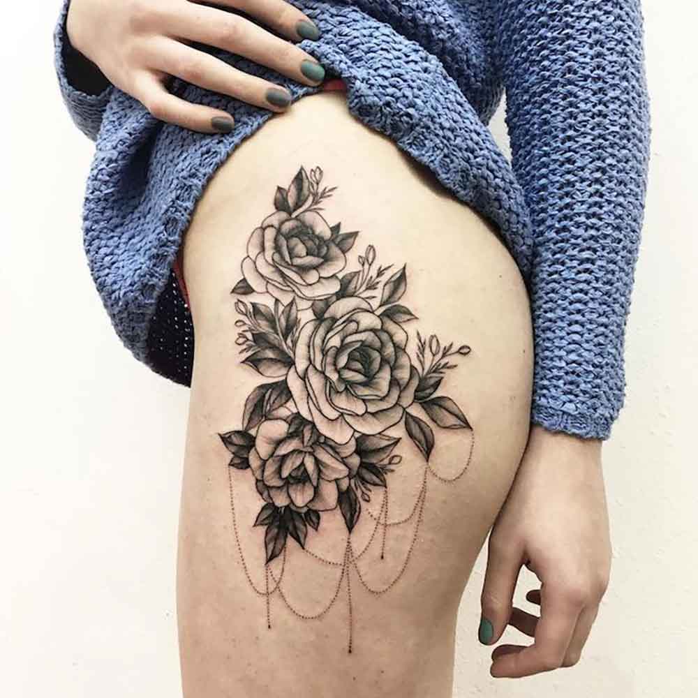 Tatuaggio fiori bianco e nero