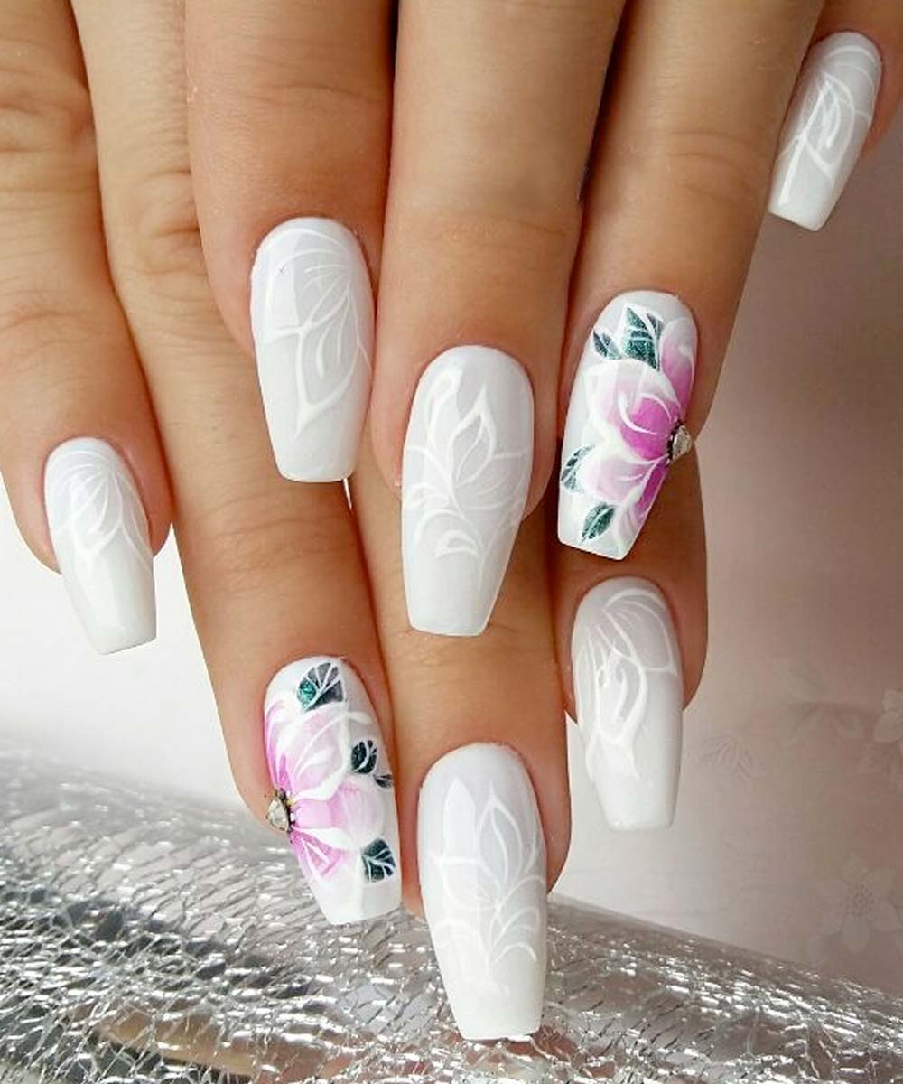 Unghie lunghe bianche nail art fiore