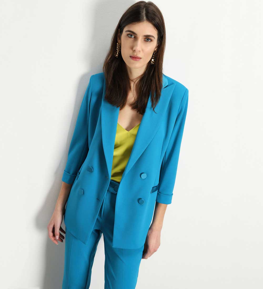 Come abbinare un blazer azzurro