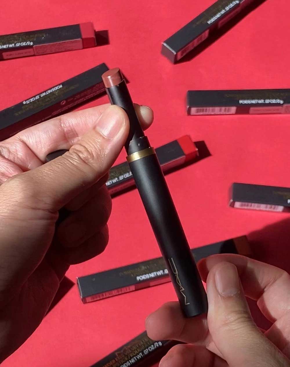 MAC rossetto Velvet Blur Slim Stick MAC rossetto Velvet Blur Slim Stick