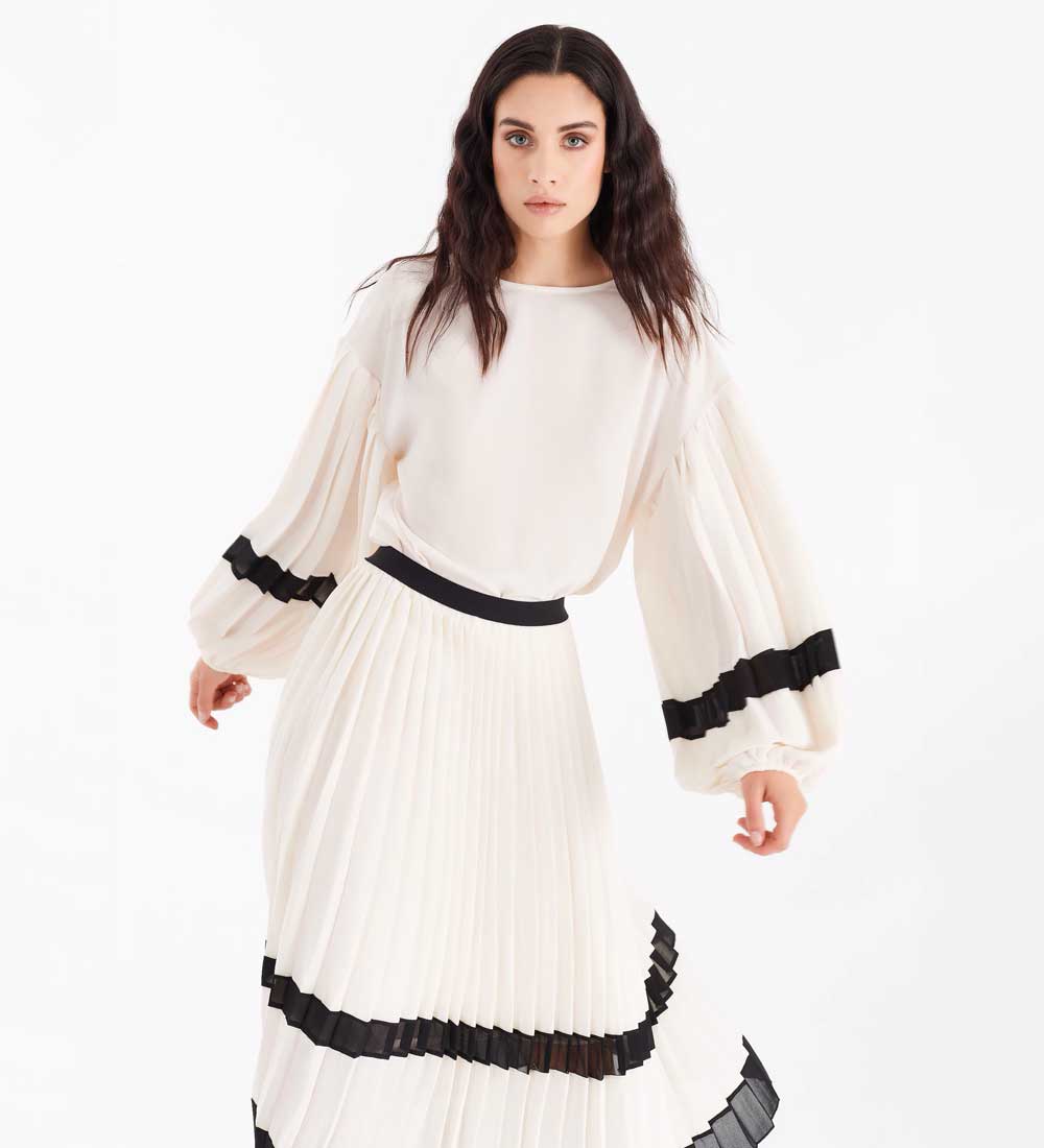 Blusa con maniche plissé Blusa con maniche plissé