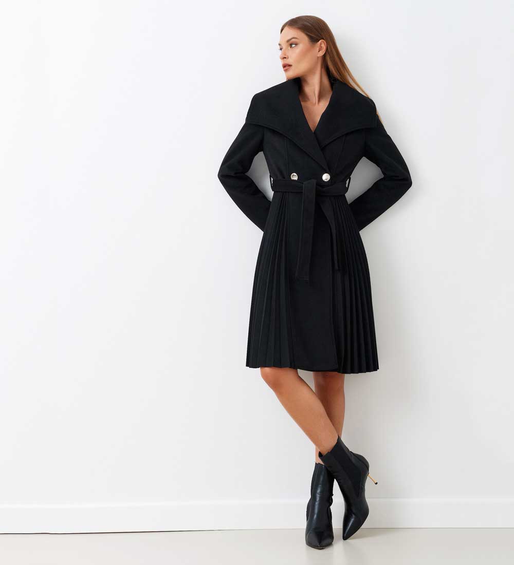 cappotto nero con plissé