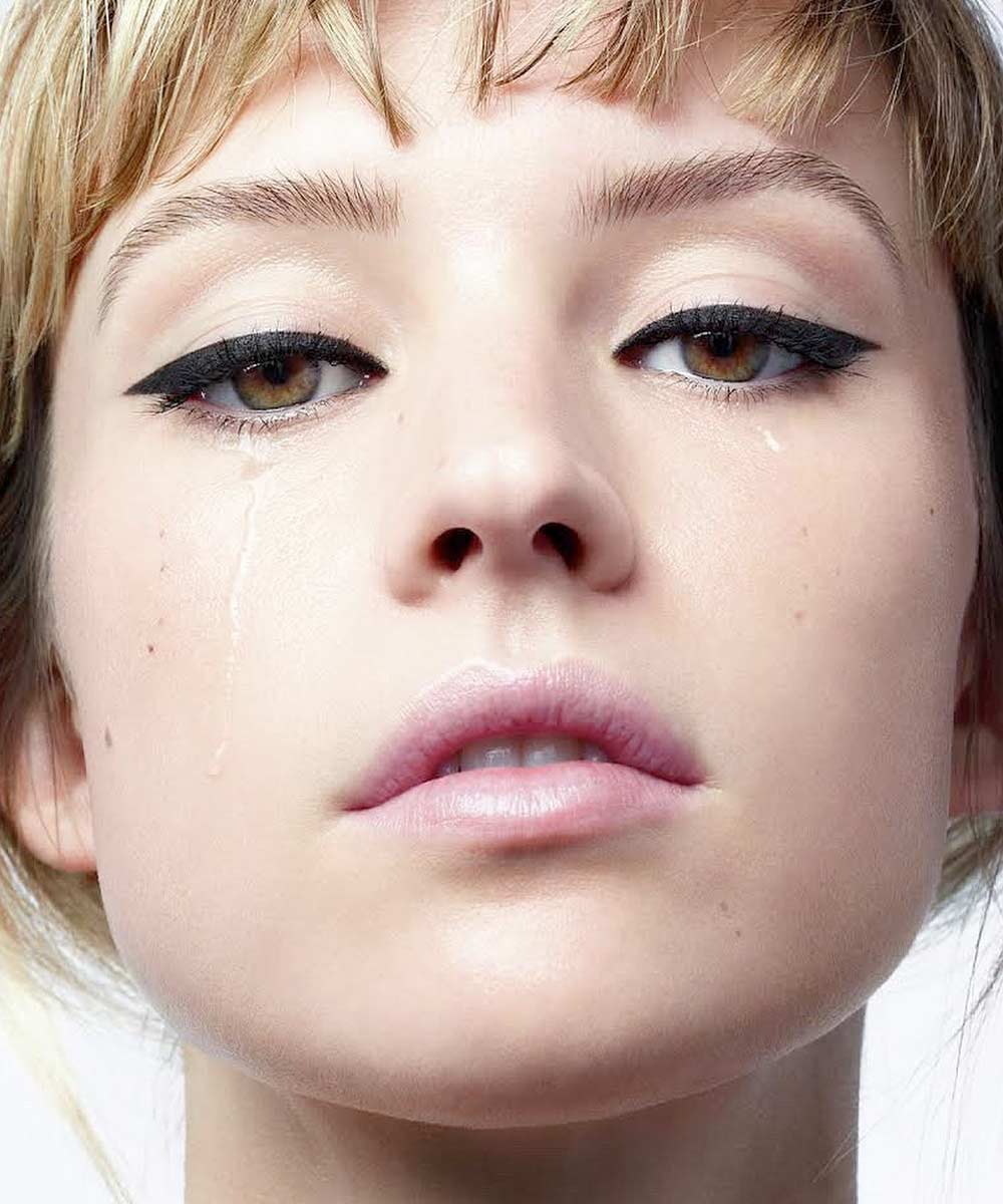 Trucco occhi con matita nera spessa Trucco occhi con matita nera spessa