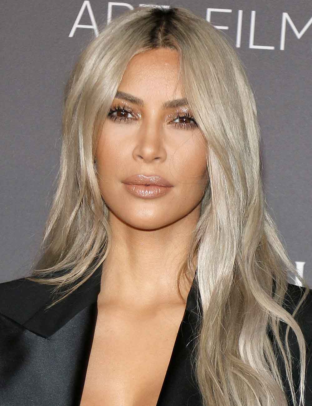 Kim Kardashian biondo platino