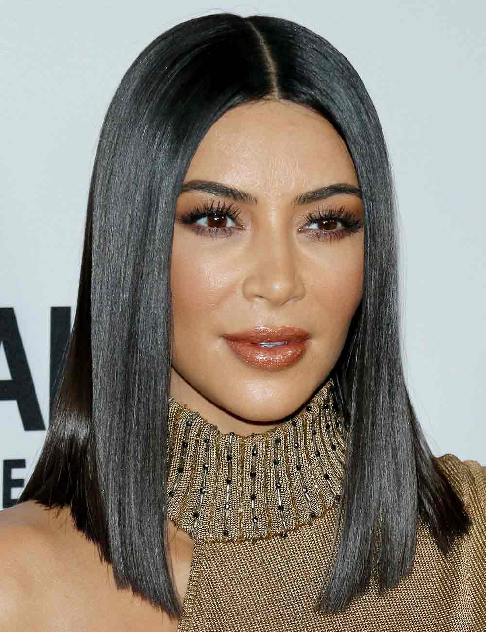 Kim Kardashian capelli medi lisci