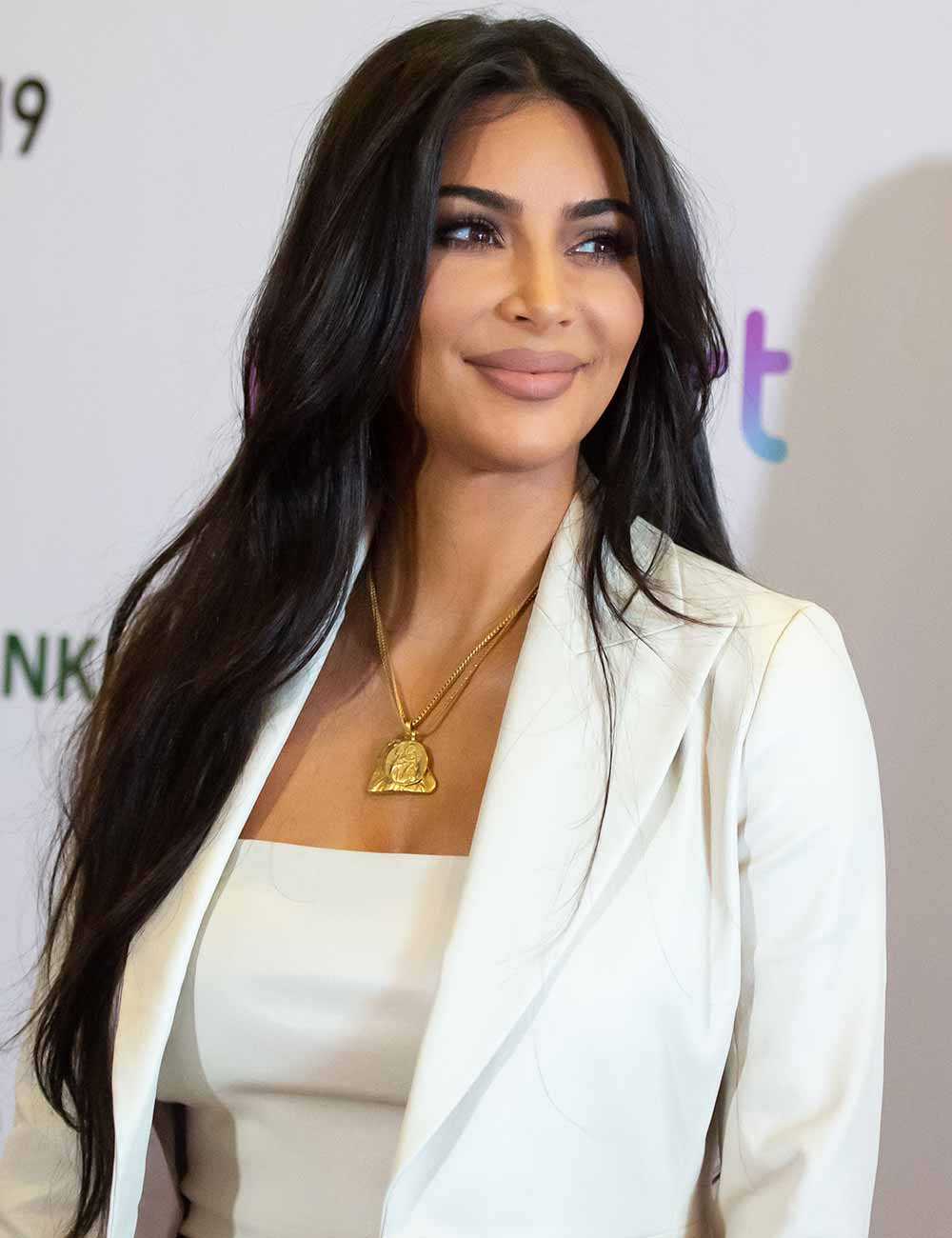 Kim Kardashian capelli lunghi neri