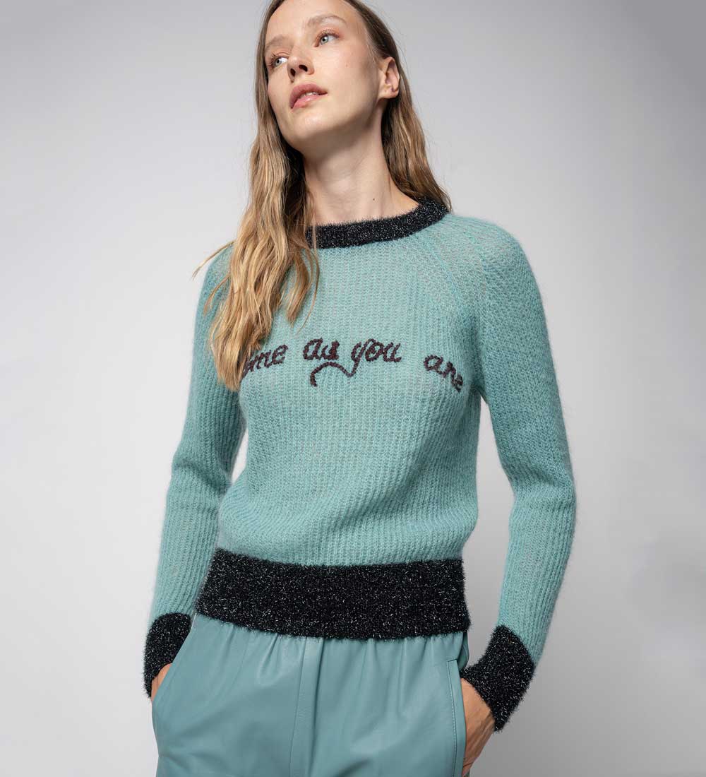 pullover con lettering ricamato