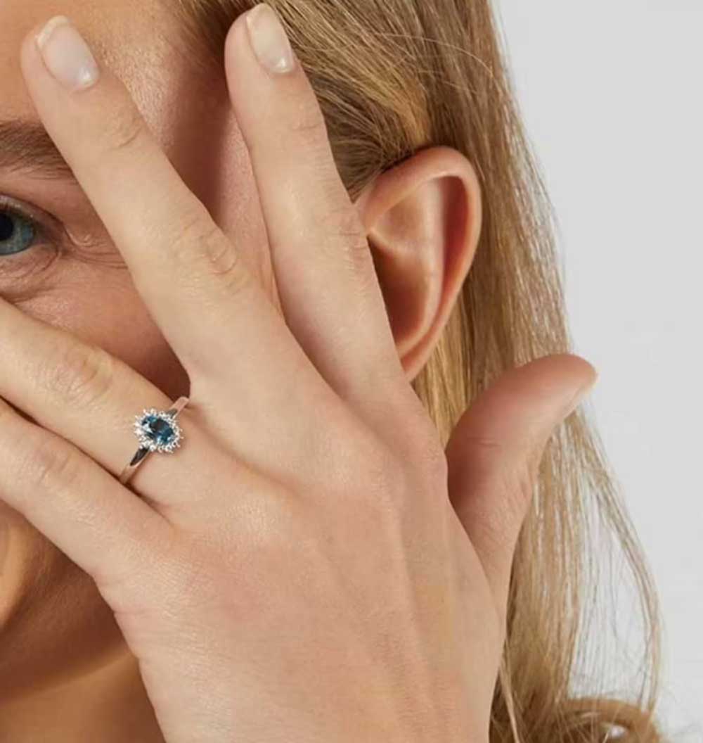 anello solitario in oro bianco con topazio anello solitario in oro bianco con topazio