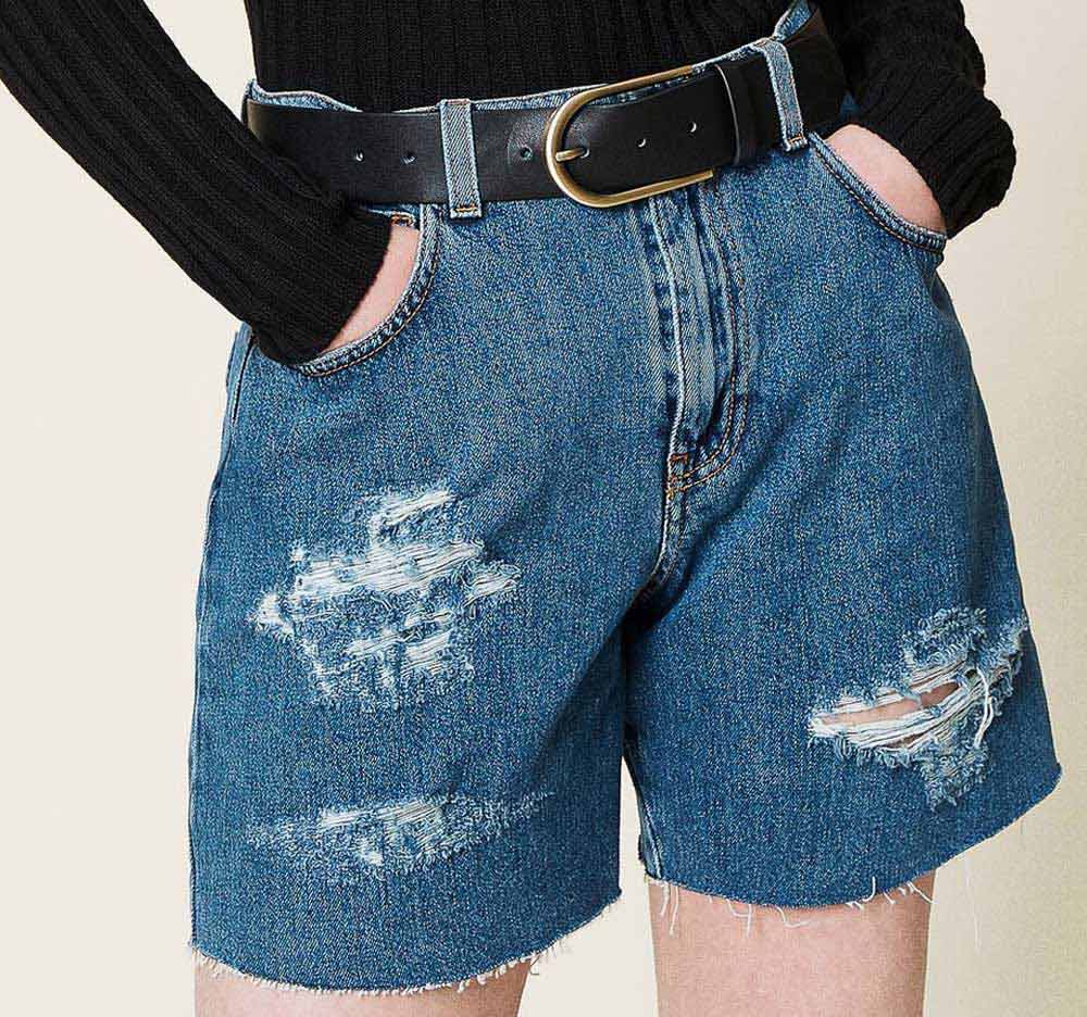 Shorts in jeans con rotture