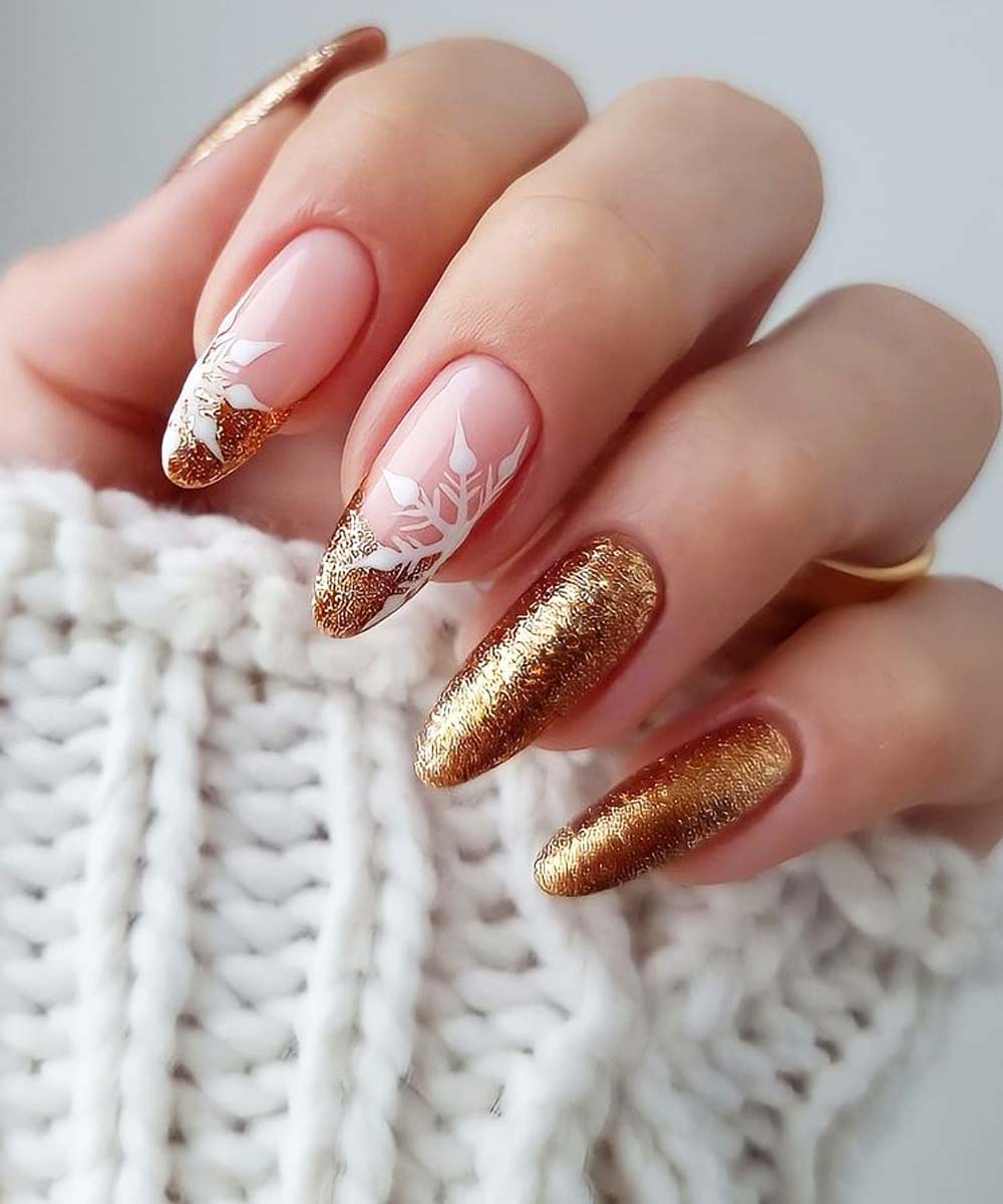 Nail art fiocchi di neve unghie dorate