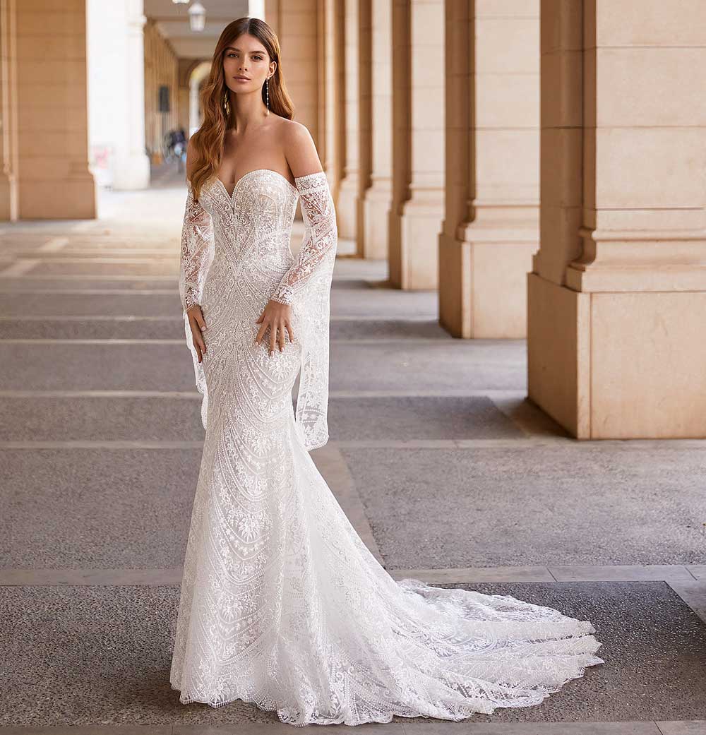 vestito da sposa in pizzo con strascico