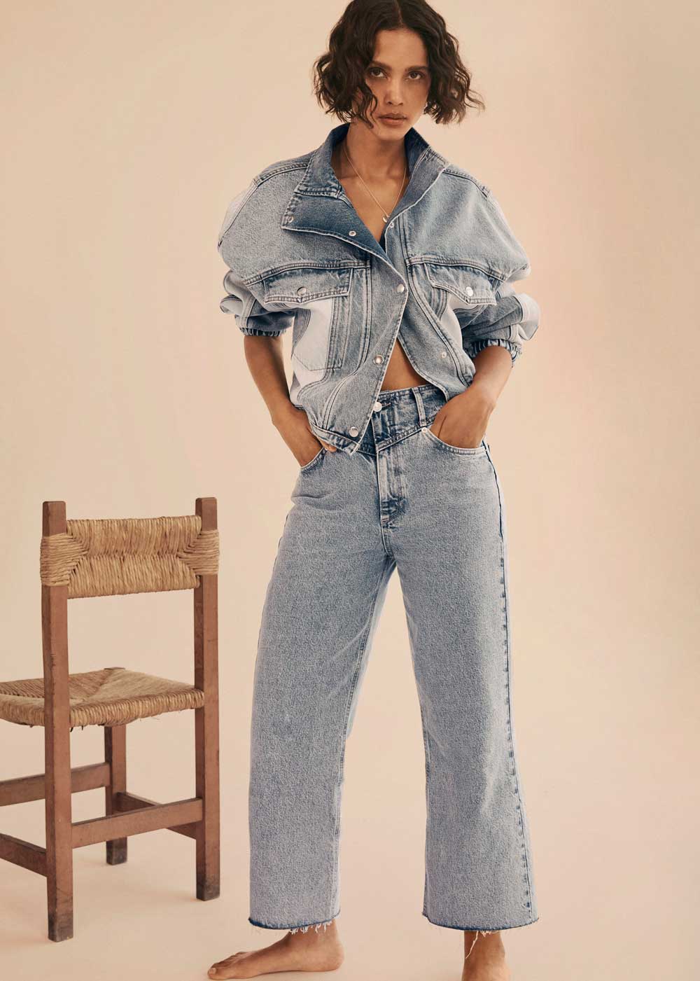 Mango presenta il denim sostenibile, ecco i 10 capi più belli da non perdere