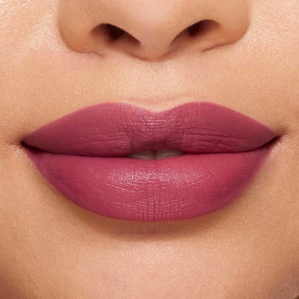 Kylie Cosmetics trucco labbra viola