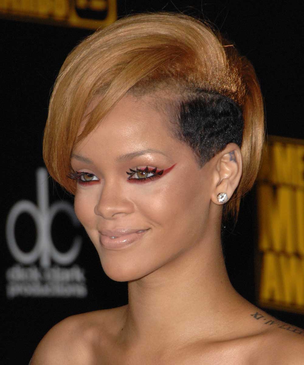 Rihanna capelli corti biondi rasature laterali