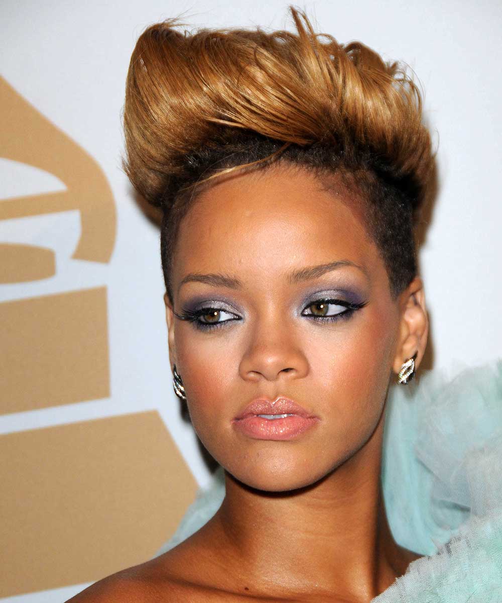 Rihanna capelli corti biondi ciuffo