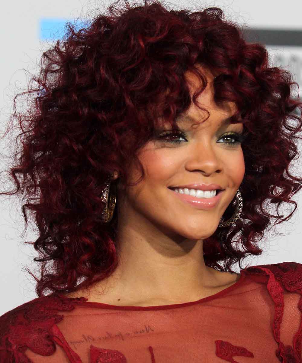 Capelli ricci rosso rubino Rihanna