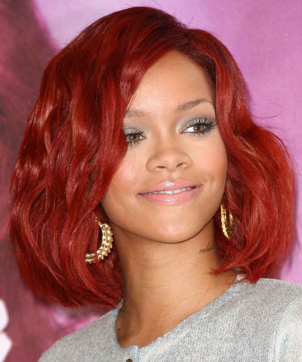 Long bob Rihanna capelli rosso fuoco