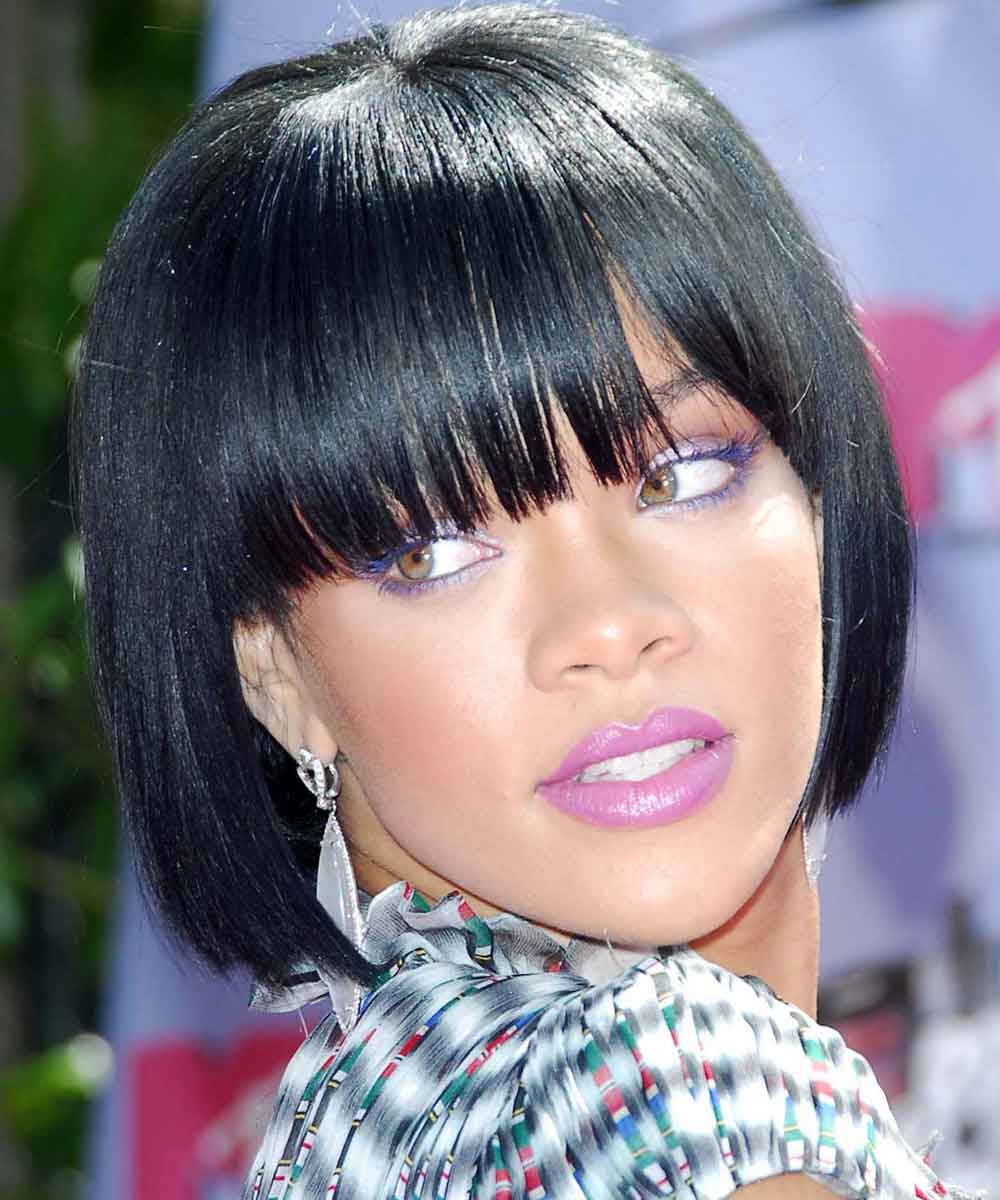 Rihanna capelli caschetto frangia