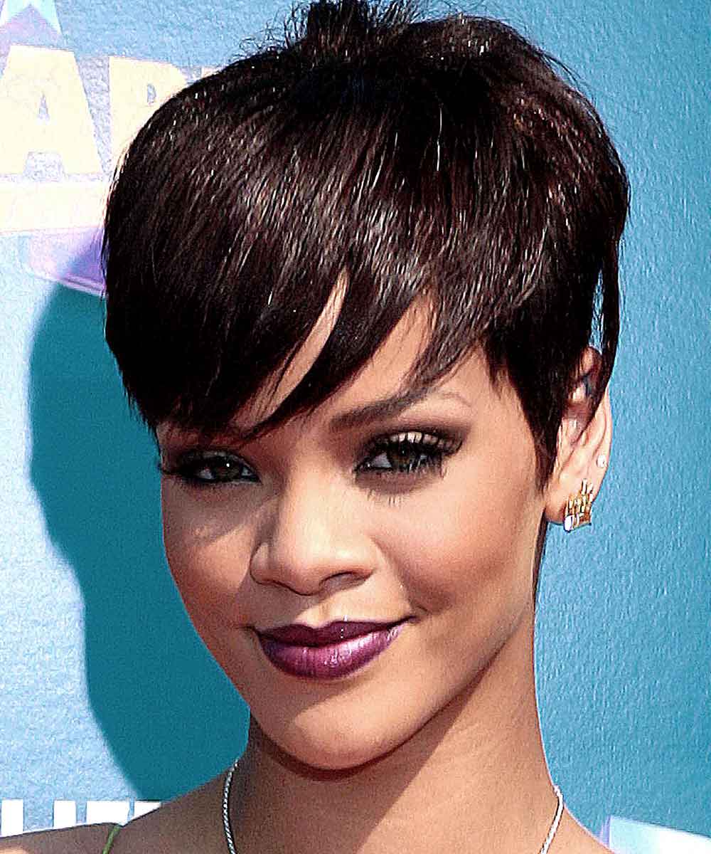 Rihanna capelli corti ciuffo