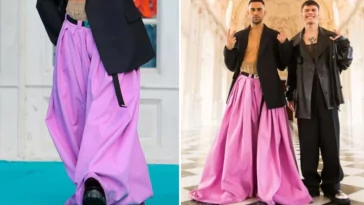 Mahmood look gonna pantalone sul turquoise carpet dell'Eurovision 2022