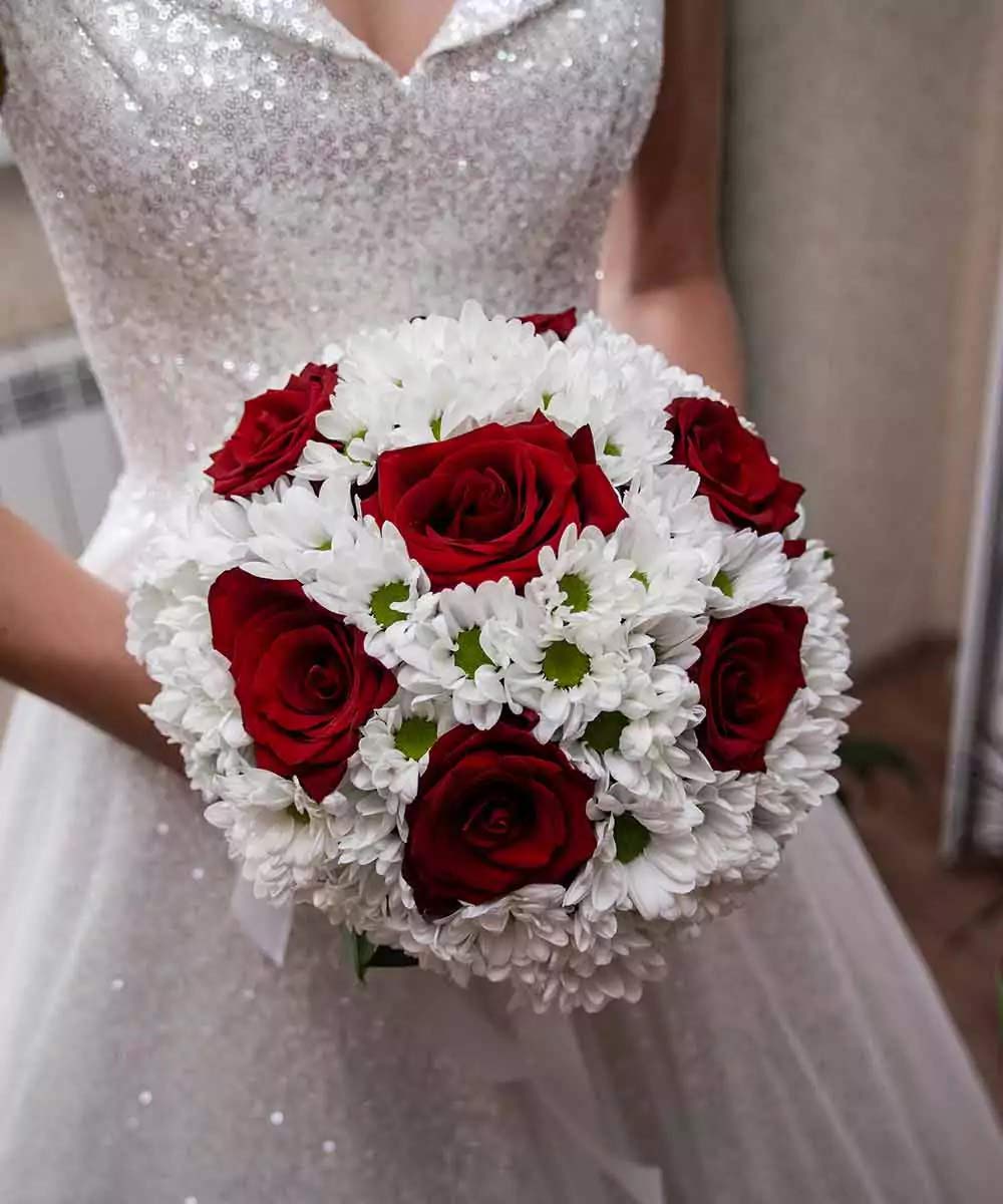 Bouquet sposa con margherite e rose