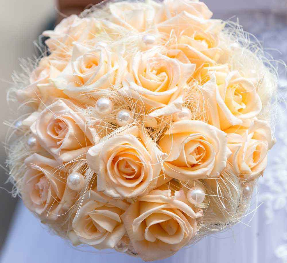 Bouquet sposa rose bianche e perle