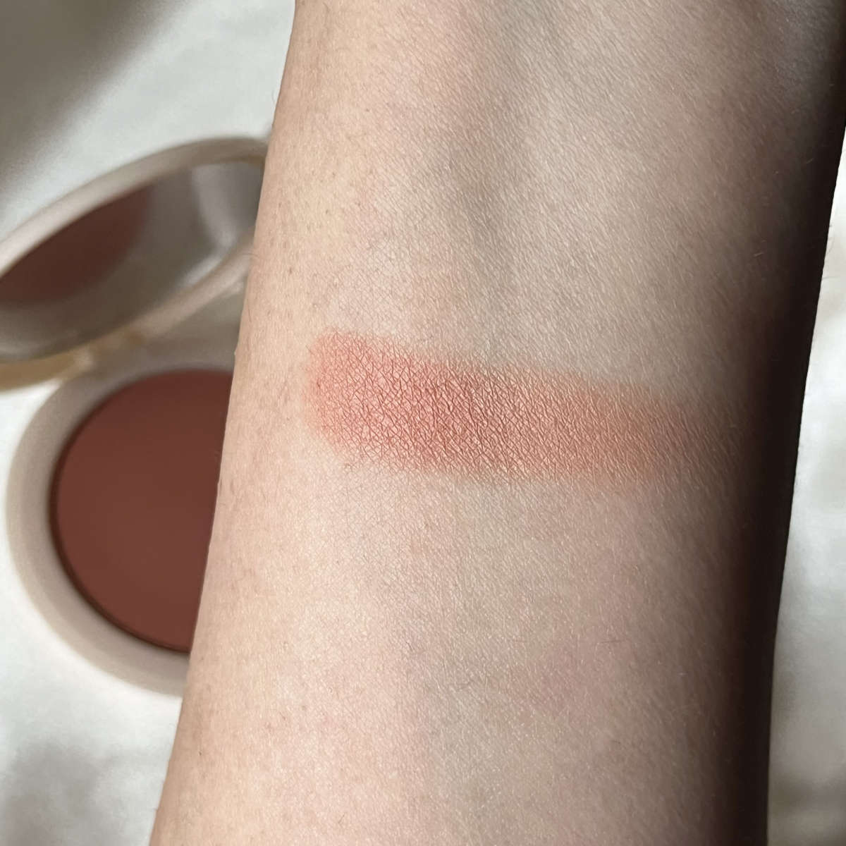 Swatches cipria Neve Cosmetics Flat Perfection Velvet Hot
