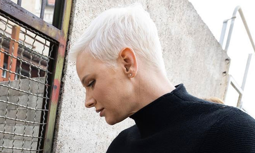 Pixie cut capelli bianchi Charlene Monaco