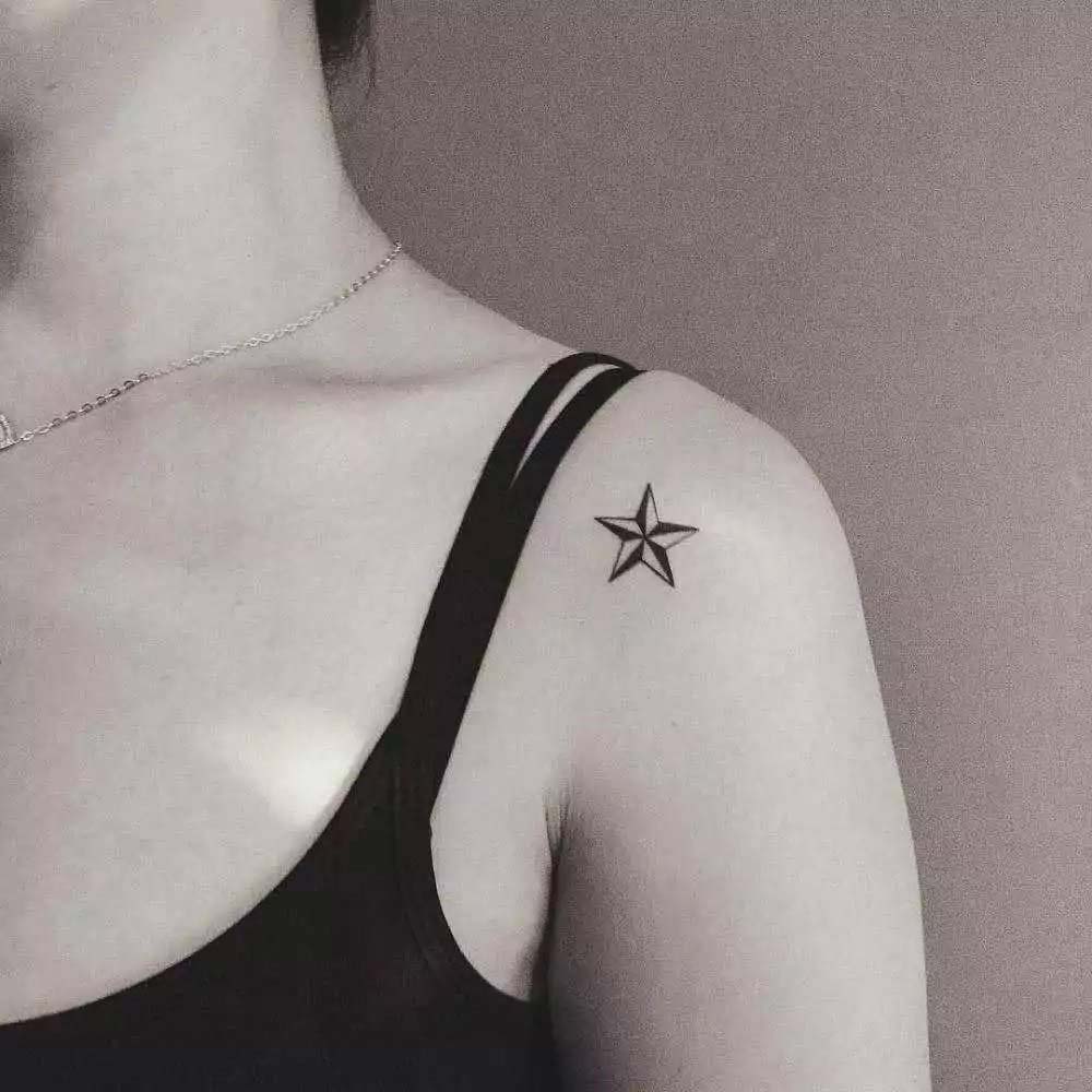 Tatuaggi piccoli spalle petto e collo Tatuaggi piccoli spalle petto e collo