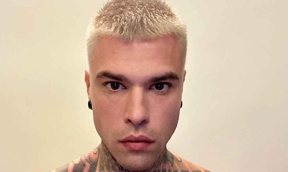 Fedez il nuovo hair look è con i capelli biondi