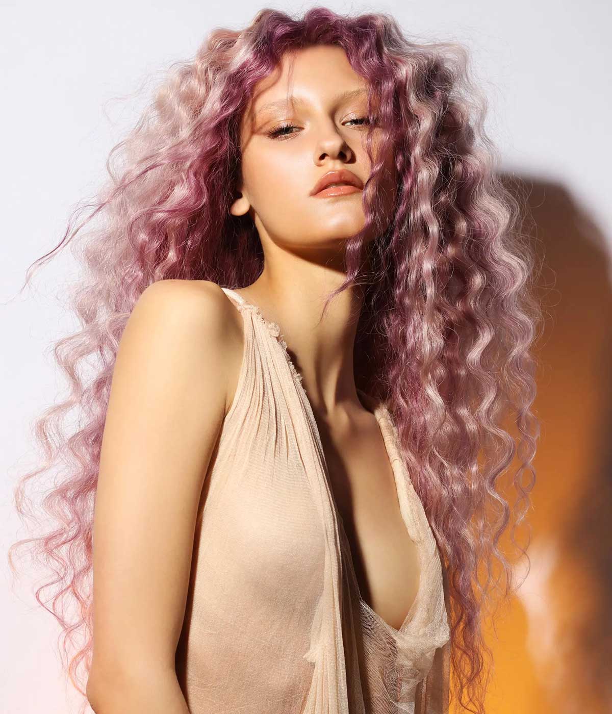 Tagli scalati lunghi capelli mossi rosa e viola