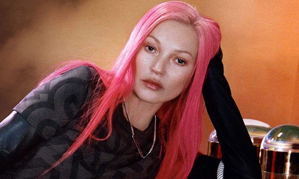 Kate Moss con capelli rosa e lisci