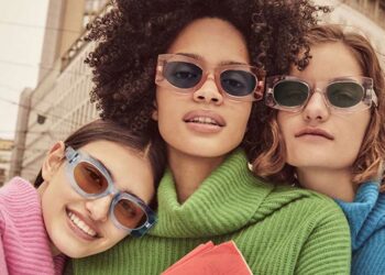 Max&Co. occhiali da sole colorati abbinati ai maglioni