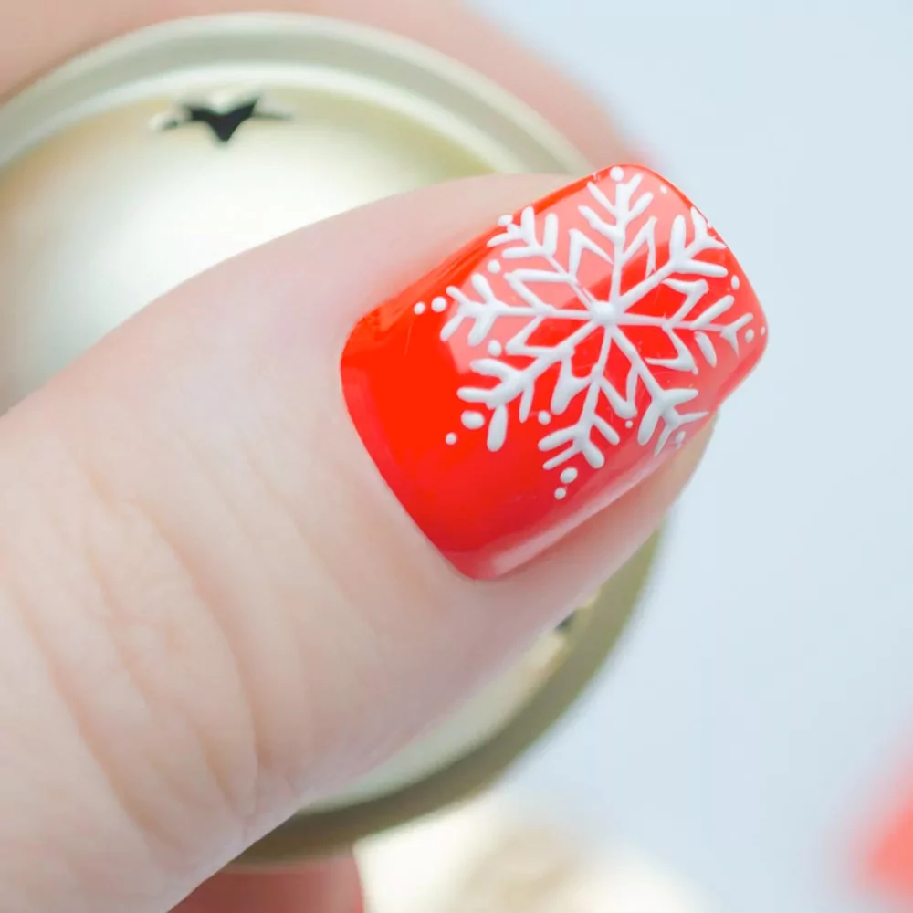Unghie rosse nail art con fiocco di neve