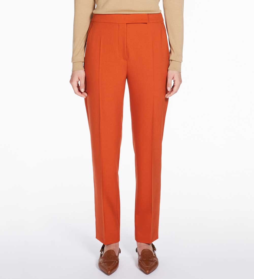 Pantaloni arancioni con piega