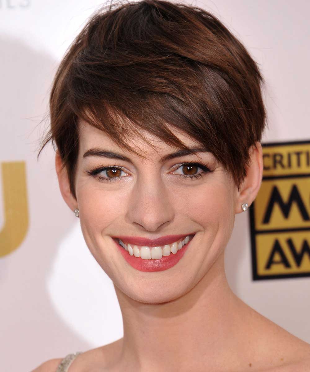 Pixie cut di Anne Hathaway con viso ovale