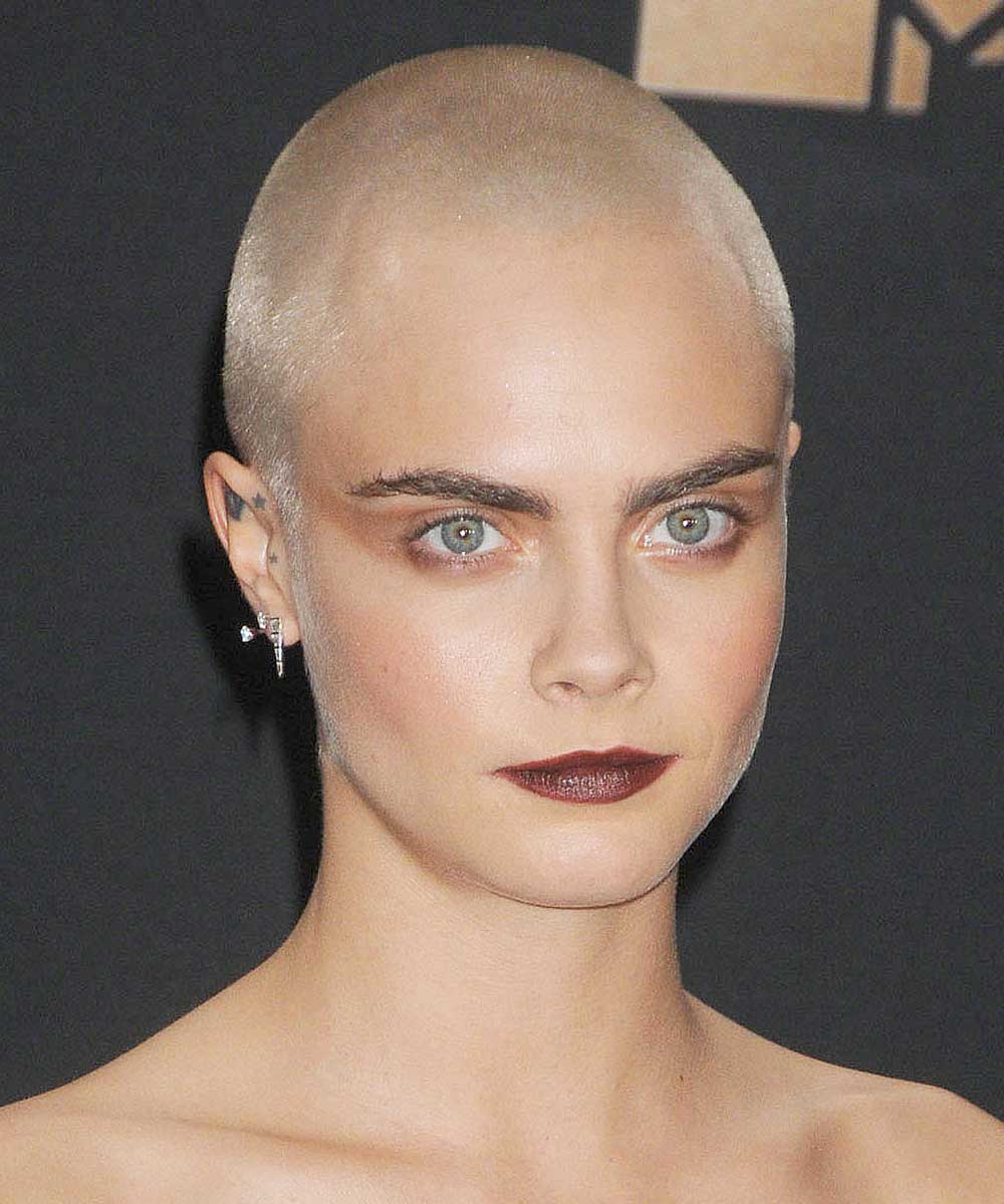 Cara Delevingne viso ovale capelli rasati