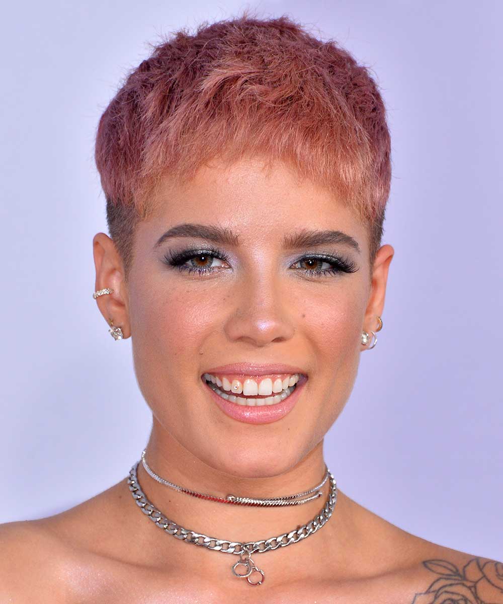 Halsey capelli rosa cortissimi
