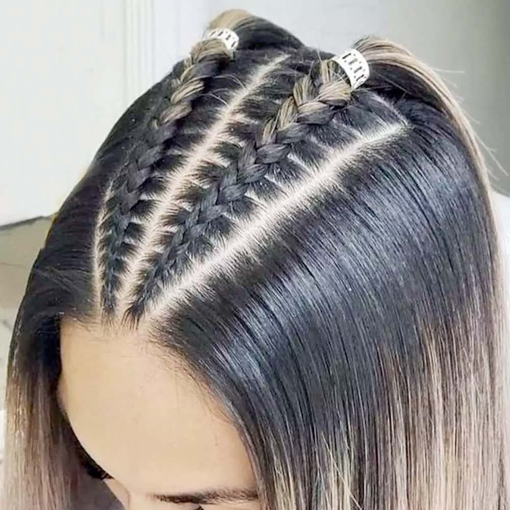 Doppie treccine attaccate alla testa con fermagli Doppie treccine attaccate alla testa con fermagli