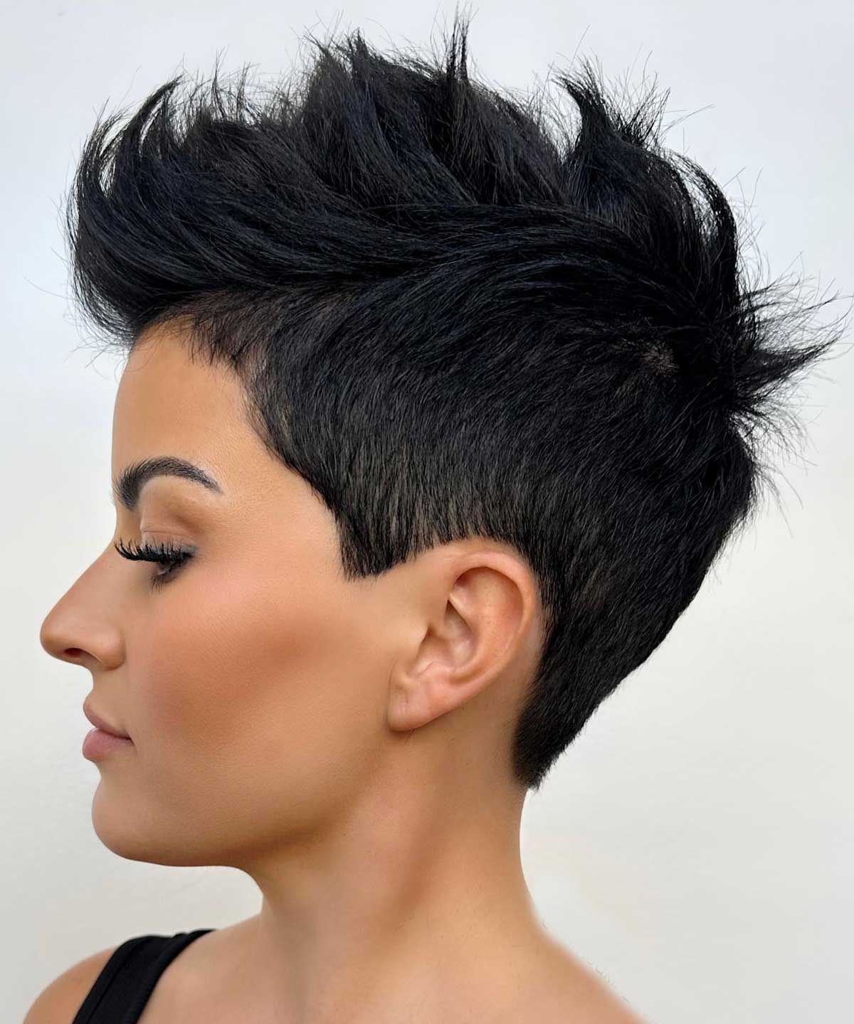 Tagli molto corti capelli neri Tagli molto corti capelli neri