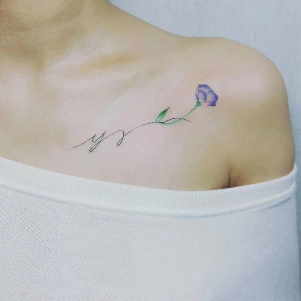 Tatuaggi fiori iniziali