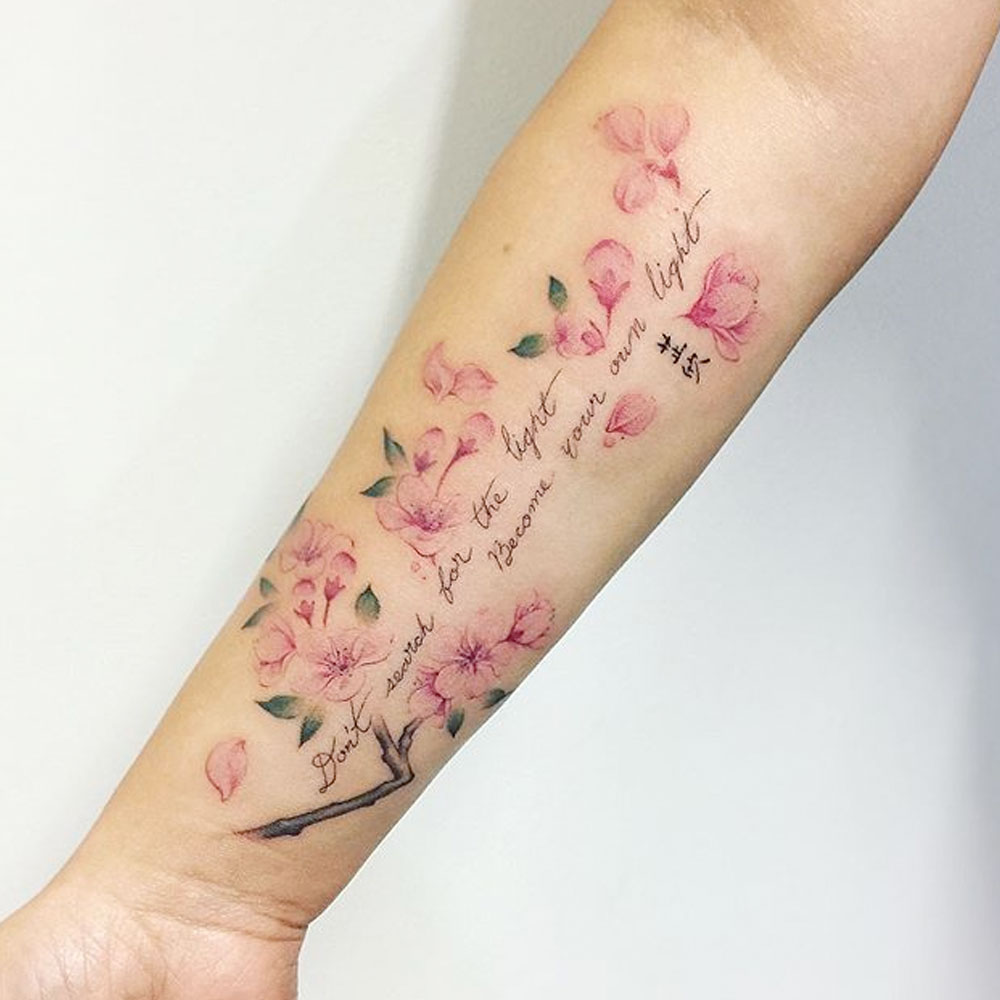 Tatuaggi fiori e scritte