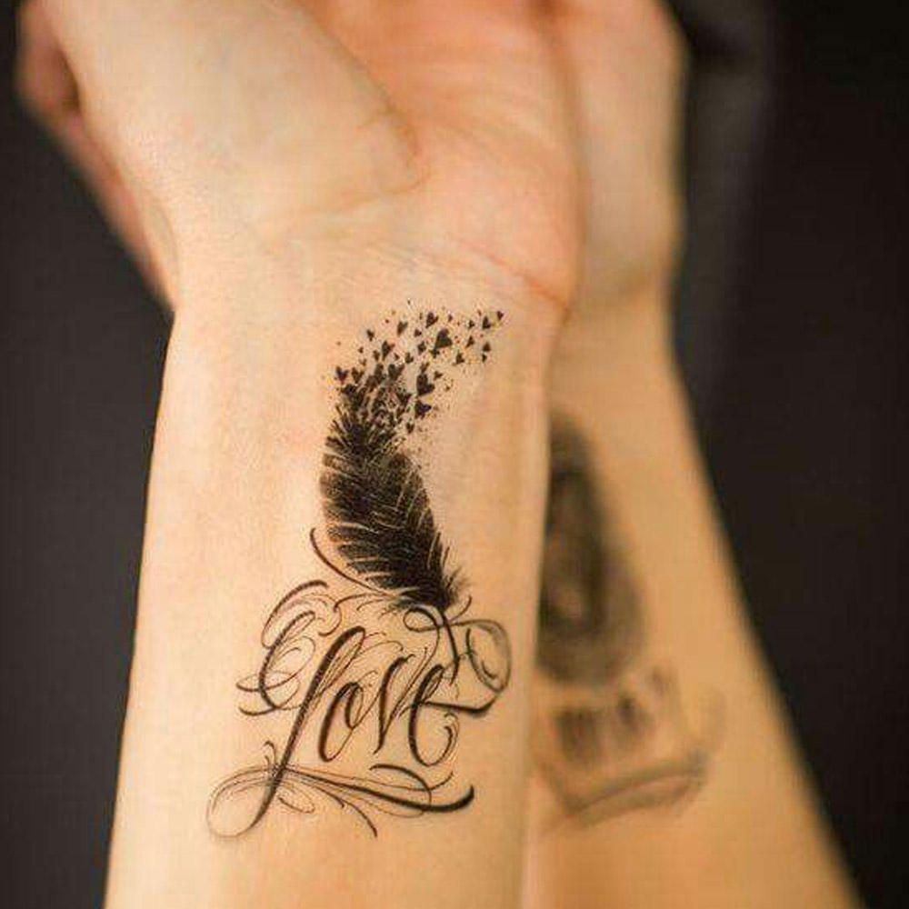 Tatuaggi piume scritte