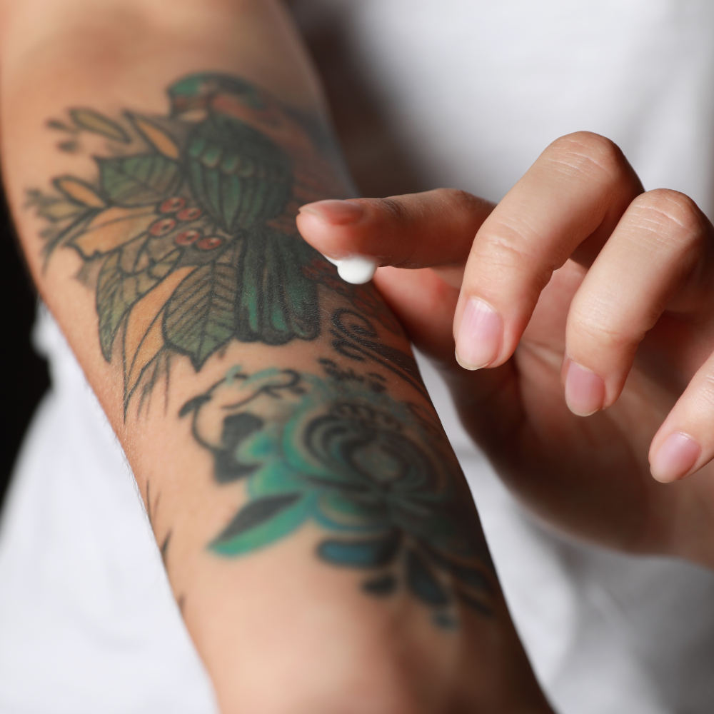 Applicare la crema idratante fa durare i tatuaggi
