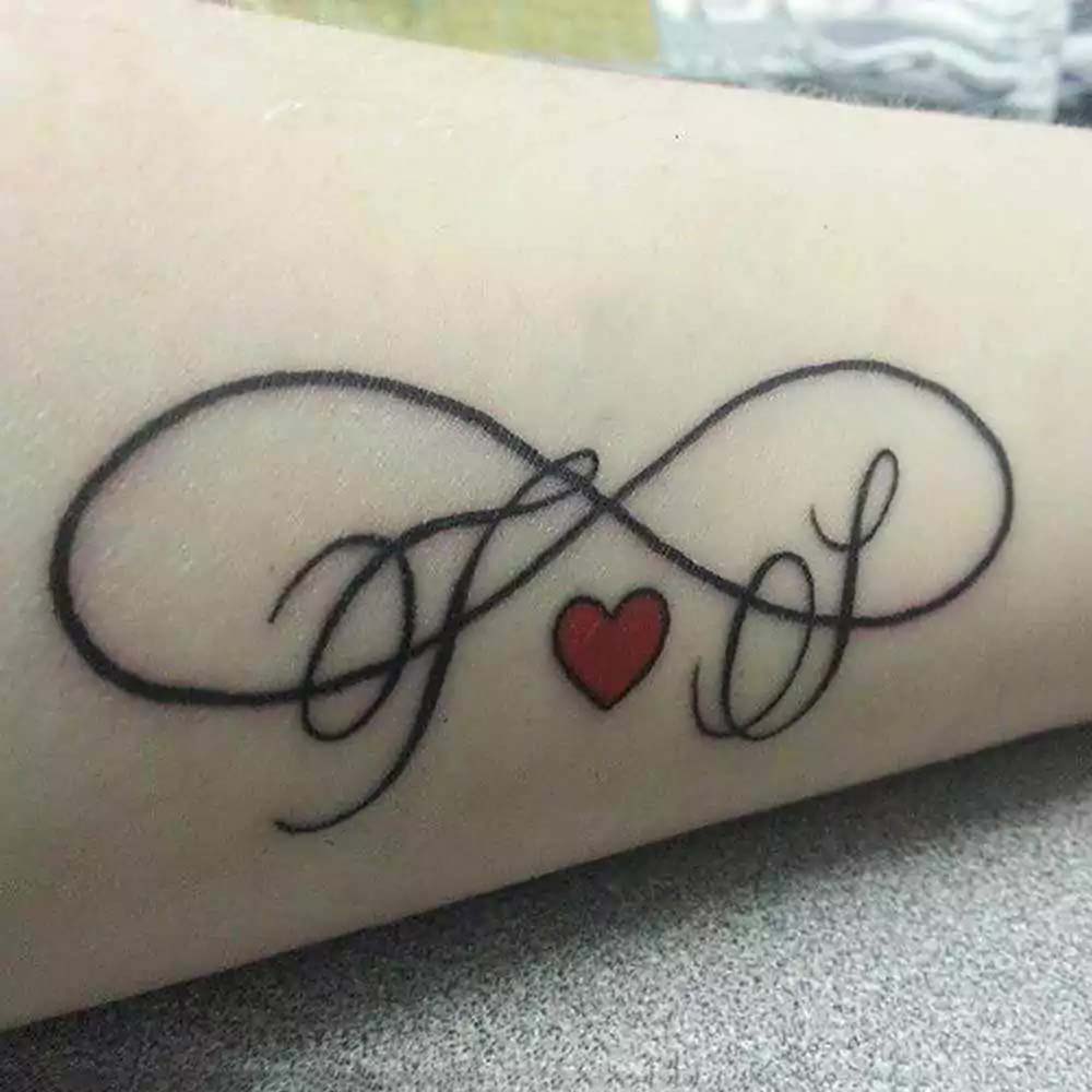 Tatuaggio infinito iniziali