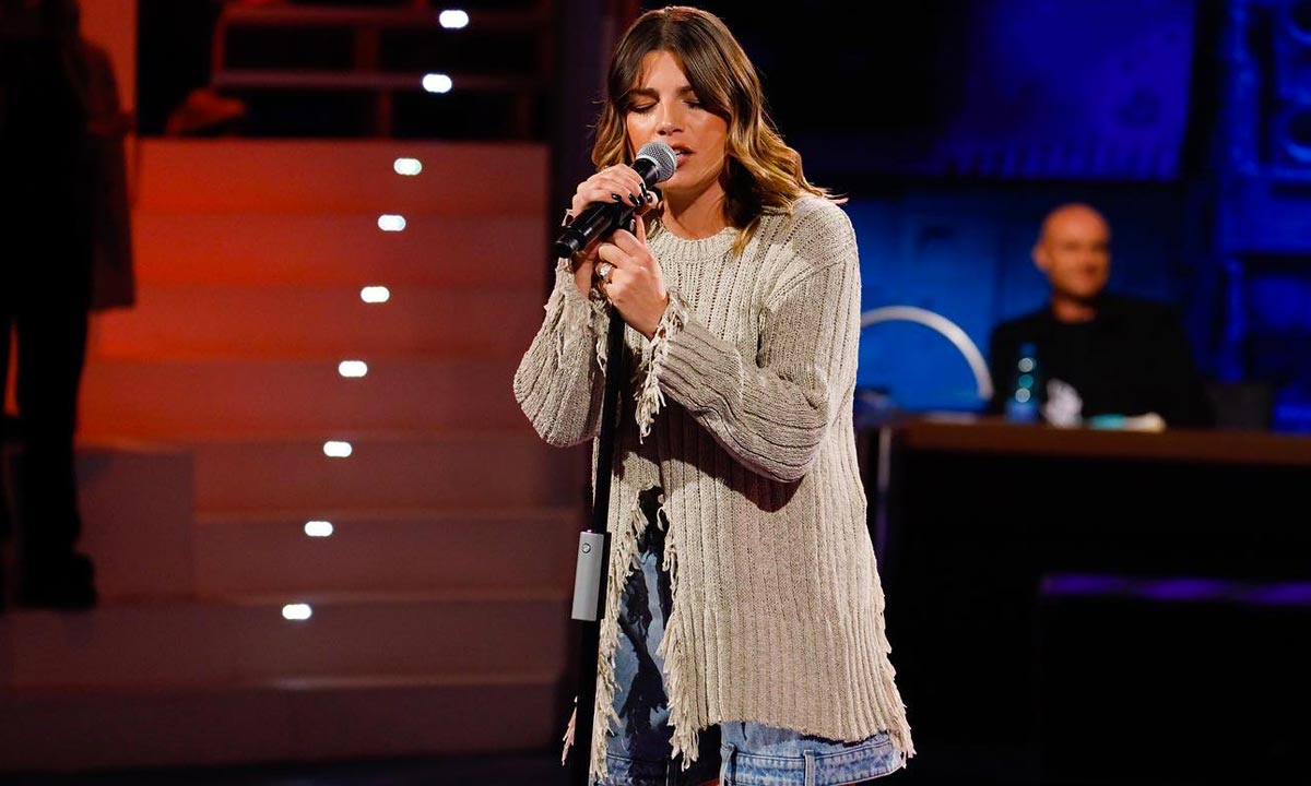 Emma Marrone con maglione con frange e jeans cut-out