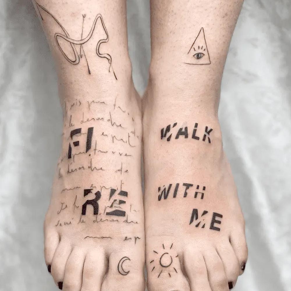 Tattoo con scritte su piedi