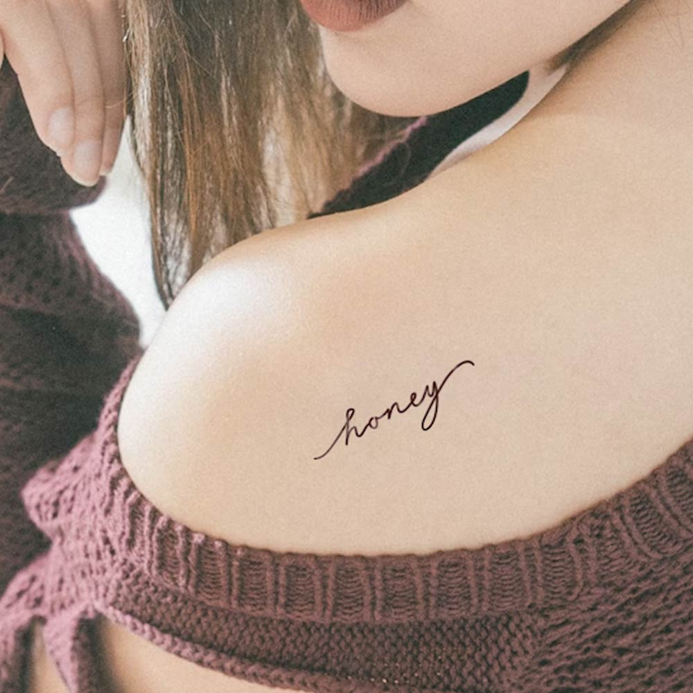 Tatuaggi con scritte honey da donna
