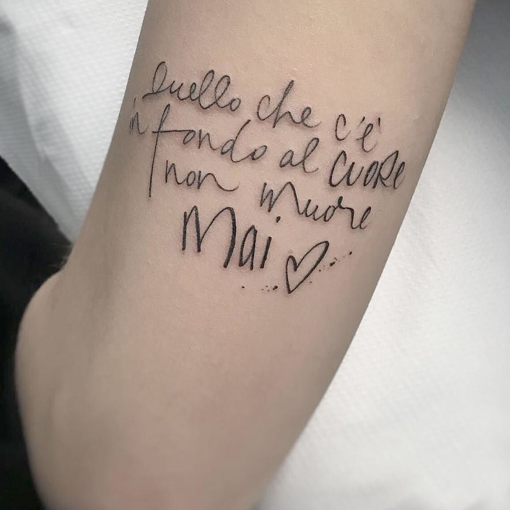 Tatuaggio con scritta quello che c'è in fondo al cuore non muore mai