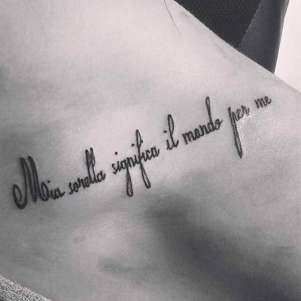 Tatuaggio con scritta per sorella